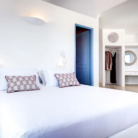 Isuites Fira (Santorini)